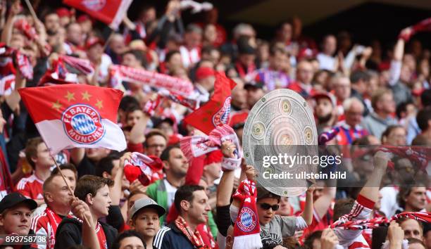 Bayern Muenchen - Borussia Moenchengladbach Der FC Bayern Fans feiert die 26. Deutsche Meisterschaft mit Papp-Meisterschale in der Allianz Arena