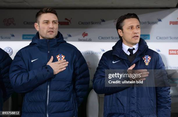 In Sankt Gallen Schweiz - Kroatien Trainer Niko Kovac und Trainer Robert Kovac bei der Nationalhymne