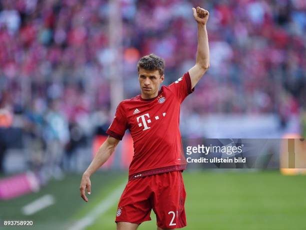 Bayern Muenchen - Borussia Moenchengladbach Thomas Mueller mit dem Daumen hoch