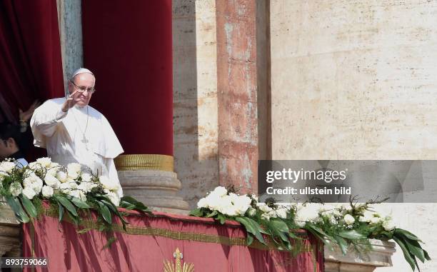 Rom, Vatikan Papst Franziskus I. Spendet den traditionellen Segen Urbi et Orbi von der Loggia des Petersdom nach der Ostermesse auf dem Petersplatz....