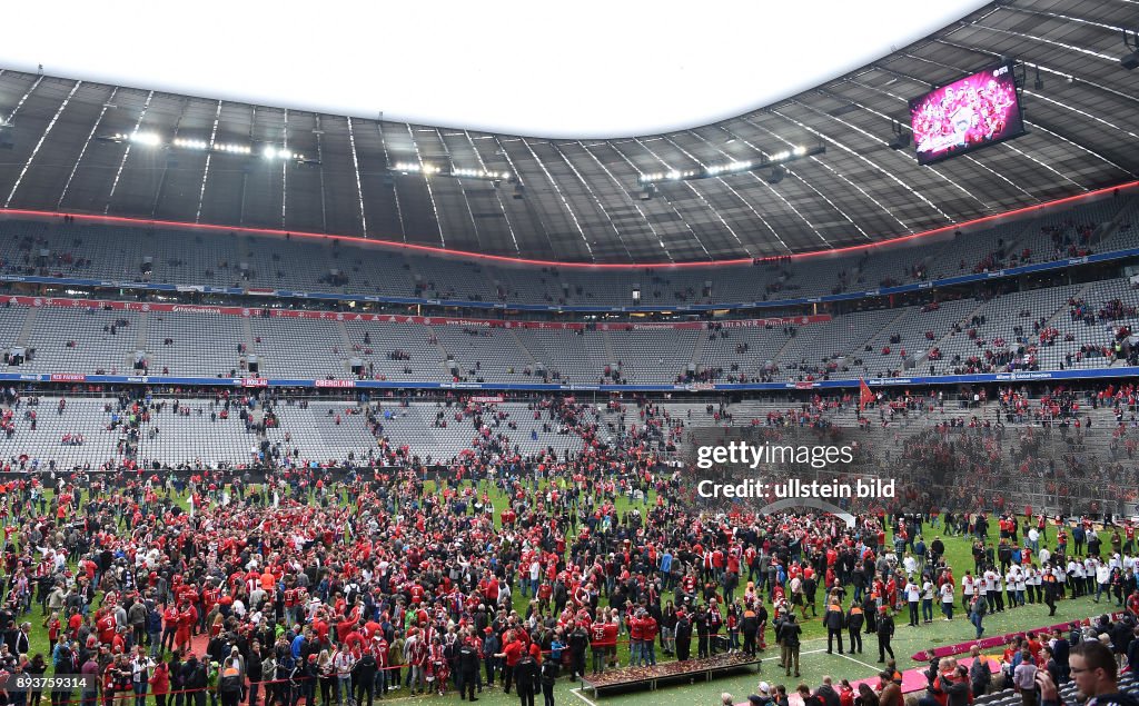 Fussball 1. Bundesliga Saison 15/16: Jubel FC Bayern Muenchen Fans im Innenraum der Allianz Arena