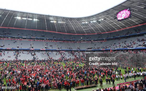 Bayern Muenchen - Hannover 96 Die FC Bayern Fans feiert die 26. Deutsche Meisterschaft im Innenraum der Allianz Arena