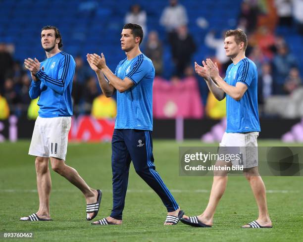 Real Madrid - VfL Wolfsburg Ehrenrunde in Badelatschen; Gareth Bale, Cristiano Ronaldo und Toni Kroos jubeln 30 Minute nach Spielende erneut im...