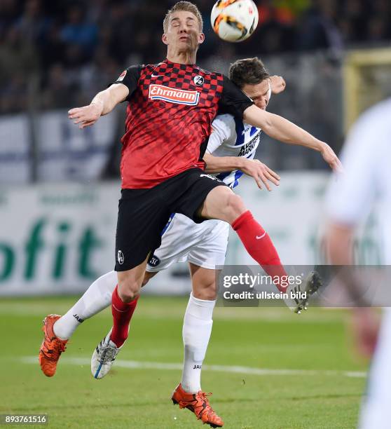 Fussball 2. Bundesliga Saison 2015/2016 27. Spieltag SC Freiburg - Karslruher SC Nils Petersen gegen Bjarne Thoelke