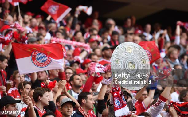 Bayern Muenchen - Borussia Moenchengladbach Der FC Bayern Fans feiert die 26. Deutsche Meisterschaft mit Papp-Meisterschale in der Allianz Arena