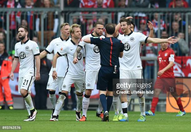 Bayern Muenchen - Eintracht Frankfurt Eintracht Frankfurt Spieler fordern von Schiedsrichter Florian Meyer einen Strafstoss kurz vor Spielende; Marc...
