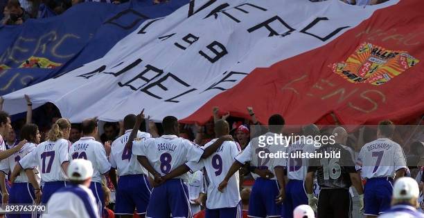 Fussball International Europameisterschaft 2000 in Bruegge Tschechien 0-3 Frankreich Team Frankreich bei der Nationalhymne mit grosser Flagge vor dem...