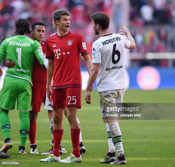 Bayern Muenchen - Borussia Moenchengladbach Thomas Mueller und Havard Nordtveit nach dem Spiel