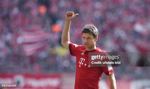 Bayern Muenchen - Eintracht Frankfurt Thomas Mueller mit Daumen hoch