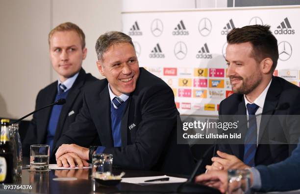 Fussball International Testspiel in Mailand Italien - Deutschland PK des FIFA Video Assistant Referee Programm Johannes Holzmueller Marco van Basten...