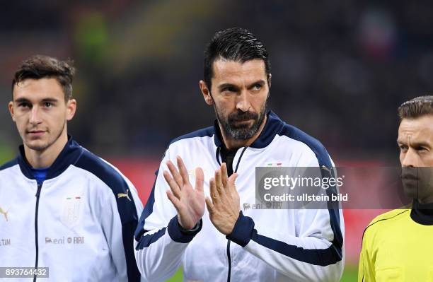 Fussball International Testspiel in Mailand Italien - Deutschland Torwart Gianluigi Buffon mit Beifall gegen die Pfiffe der italienischen Fans bei...