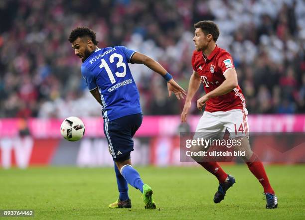 Fussball 1. Bundesliga Saison 2016/2017 19. Spieltag FC Bayern Muenchen - FC Schalke 04 Eric Maxim Choupo-Moting gegen Xabi Alonso