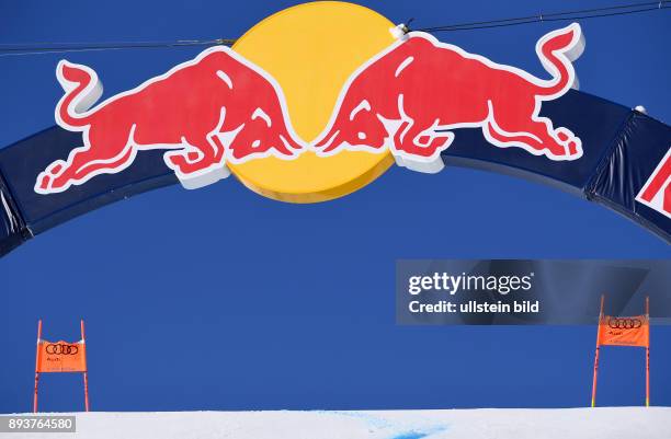 Ski Alpin Weltcup Saison 2016/2017 77. Hahnenkamm - Rennen Abfahrt Training Red Bull Bogen an der Hausbergkante