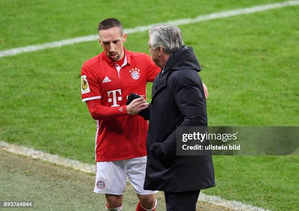 Fussball DFB Pokal Viertelfinale Saison 2016/2017 FC Bayern Muenchen - FC Schalke 04 Trainer Carlo Ancelotti mit Franck Ribery bei dessen Auswechslung