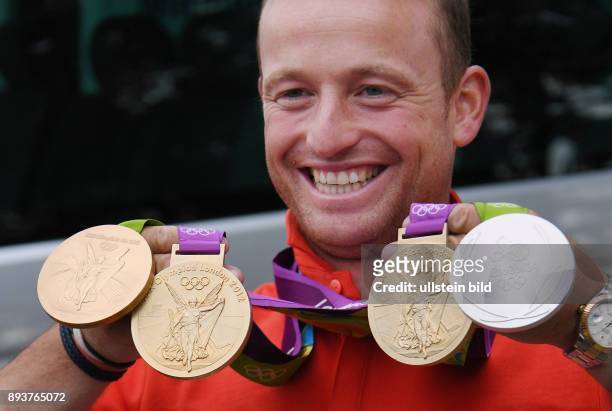 Olympische Spiele Rio 2016 Reiten Vielseitigkeit Fotoshooting mit dem dreifachen Olympiasieger Michael Jung und seinen beiden Medaillen, Einzel Gold...