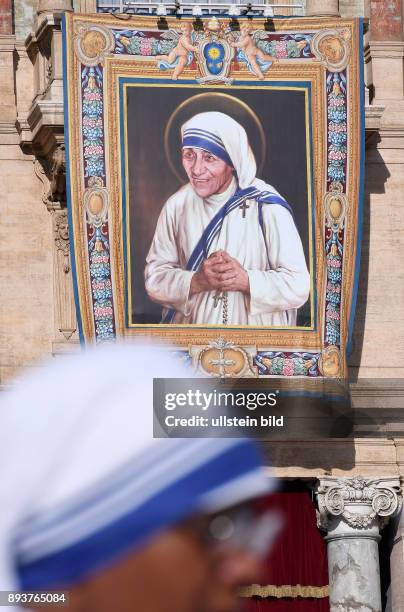 Rom, Vatikan Heiligsprechung von Mutter Teresa. Papst Franziskus I spricht Mutter Teresa 19 Kahre nach ihrem Tod heilig, ein Bild von Mutter Teresa...