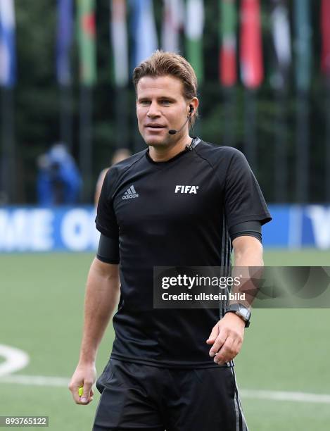 Fussball International Home of FIFA Video Assistant Referees Project - Testspiel Schiedsrichter Felix Brych wartet auf Anweisungen aus dem...