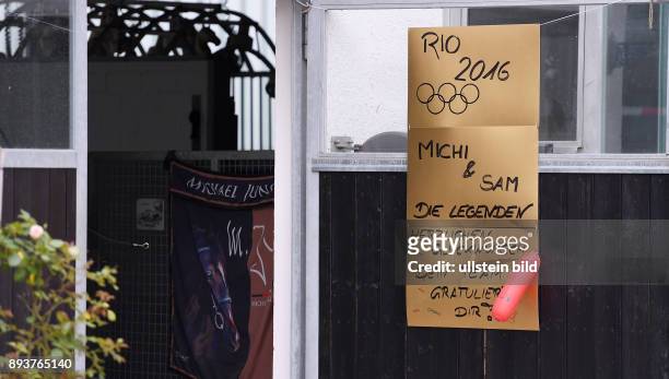 Olympische Spiele Rio 2016 Reiten Vielseitigkeit Olympiasieger Michael Jung Ein Plakat zum Empfang am Eingangstor des Reiterhof Jung in Horb-Altheim...