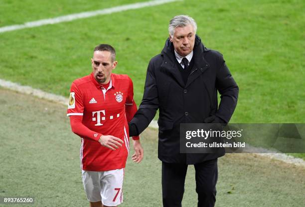 Fussball DFB Pokal Viertelfinale Saison 2016/2017 FC Bayern Muenchen - FC Schalke 04 Trainer Carlo Ancelotti mit Franck Ribery bei dessen Auswechslung