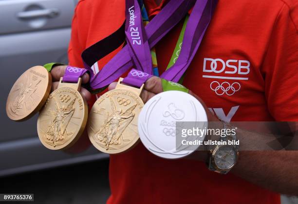 Olympische Spiele Rio 2016 Reiten Vielseitigkeit Fotoshooting mit dreifach Olympiasieger Michael Jung mit seinen beiden Medaillen, Einzel Gold und...