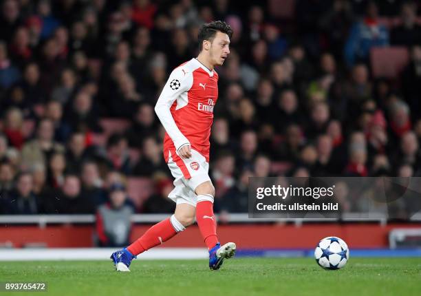 Arsenal London - FC Bayern Muenchen Mesut Oezil am Ball