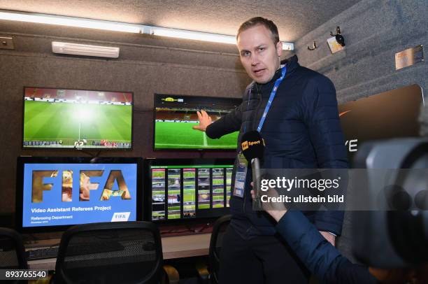 Fussball International Testspiel in Mailand Italien - Deutschland Zweiter FIFA Video Assistant Referee Test ; Johannes Holzmueller im Videoraum im...
