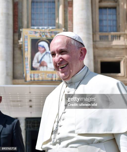 Rom, Vatikan Papst Franziskus I. Bei der woechentlichen Generalaudienz auf dem Petersplatz, mit ein Bild von Mutter Teresa am Petersdom