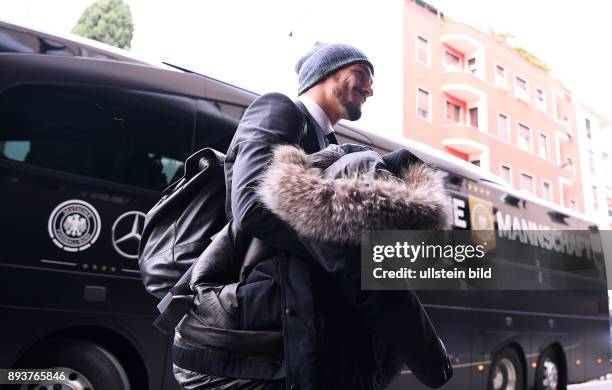 Fussball International Testspiel in Mailand Italien - Deutschland Mats Hummels mit Muetze und Jacke bei der Ankunft im Teamhotel