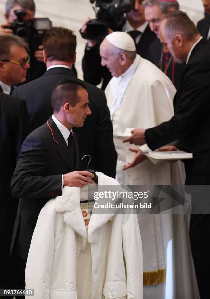 Rom, Vatikan Ein paepstlicher Diener mit der Winterjacke von Papst Franziskus I. Bei der Generalaudienz in der vatikanische Audienzhalle.