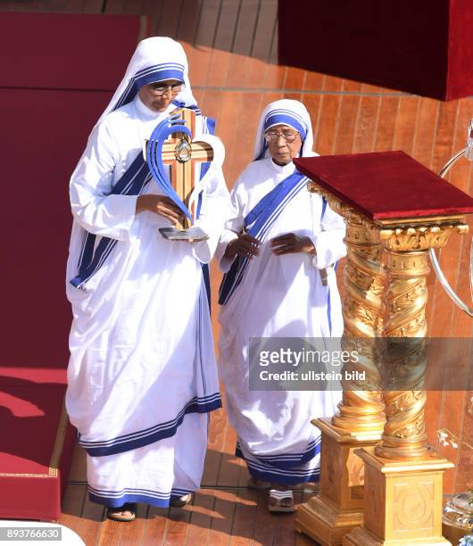 Rom, Vatikan Heiligsprechung von Mutter Teresa. Papst Franziskus I spricht Mutter Teresa 19 Kahre nach ihrem Tod heilig, Schwestern des Ordens der...
