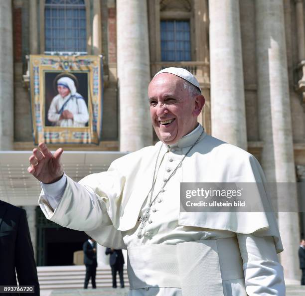 Rom, Vatikan Papst Franziskus I. Bei der woechentlichen Generalaudienz auf dem Petersplatz, mit ein Bild von Mutter Teresa am Petersdom