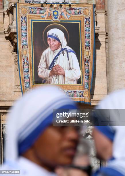 Rom, Vatikan Heiligsprechung von Mutter Teresa. Papst Franziskus I spricht Mutter Teresa 19 Kahre nach ihrem Tod heilig, ein Bild von Mutter Teresa...