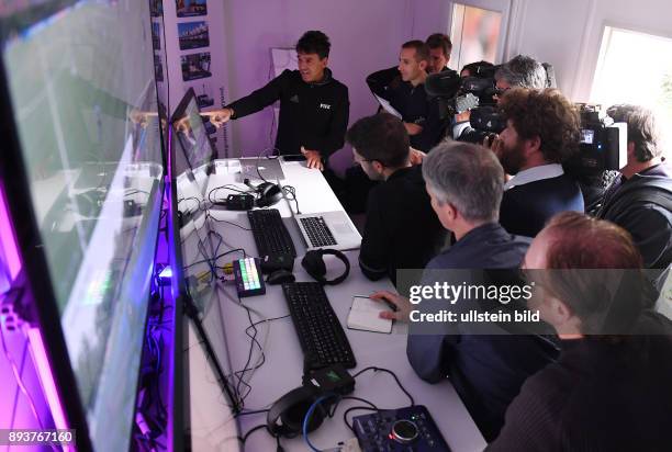 Fussball International Home of FIFA Video Assistant Referees Project - Testspiel Pressegespraech im Kontrollraum des Anbieters Broad Cast Solutions...