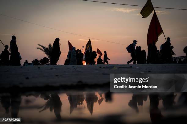 silhouettes of crowded people walking - arbaeen - fotografias e filmes do acervo