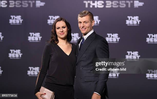 Fussball International FIFA The Best Football Awards 2016 Toni Kroos mit seiner Frau Jessica Farber
