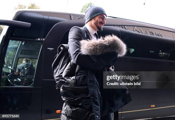 Fussball International Testspiel in Mailand Italien - Deutschland Mats Hummels mit Muetze und Jacke bei der Ankunft im Teamhotel