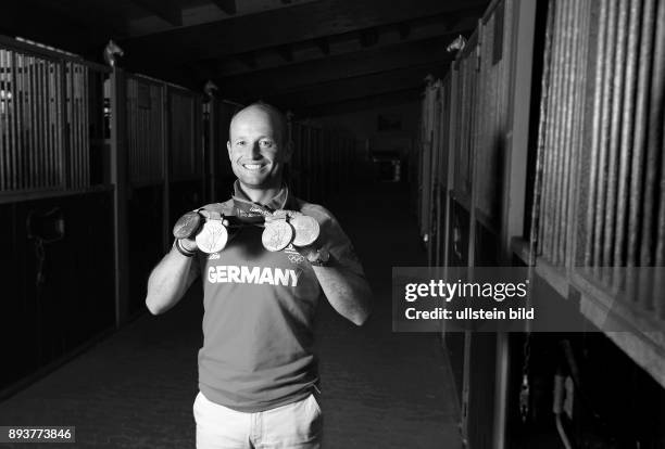 Olympische Spiele Rio 2016 Reiten Vielseitigkeit Fotoshooting mit dem dreifachen Olympiasieger Michael Jung und seinen beiden Medaillen, Einzel Gold...