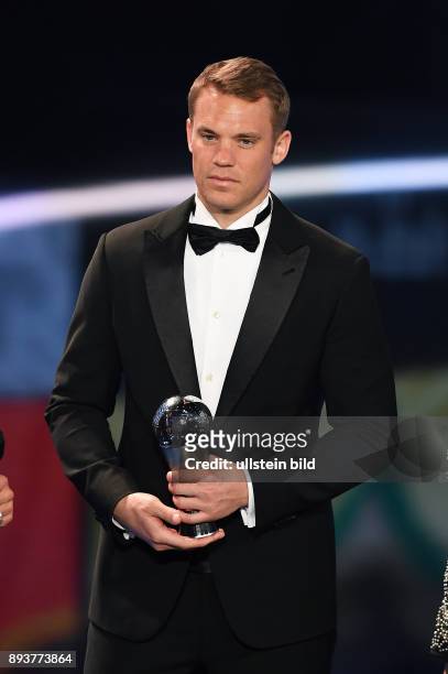 Fussball International FIFA The Best Football Awards 2016 FIFPro World XI Mannschaft des Jahres 2016: Torwart Torwart Manuel Neuer mit Pokal