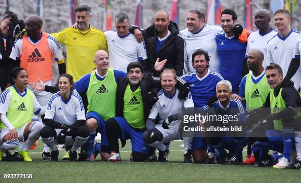 International beim Home of FIFA Legends Game 2017 Gruppenbild der Teams; FIFA Praesident Gianni Infantino mit Diego Maradona ; Mohamed Aboutrika