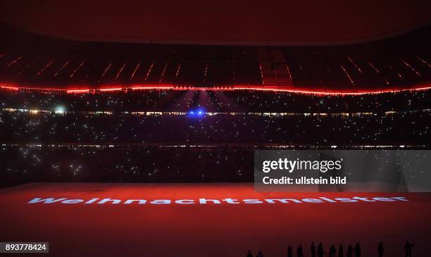 Fussball 1. Bundesliga Saison 2016/2017 16. Spieltag FC Bayern Muenchen - RB Leipzig Weihnachtsmeister FC Bayern bedankt sich mit einer Lasershow bei...