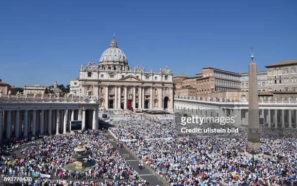 Rom, Vatikan Heiligsprechung von Mutter Teresa. Papst Franziskus I spricht Mutter Teresa 19 Kahre nach ihrem Tod heilig, Uebersicht Pertersplatz, wo...