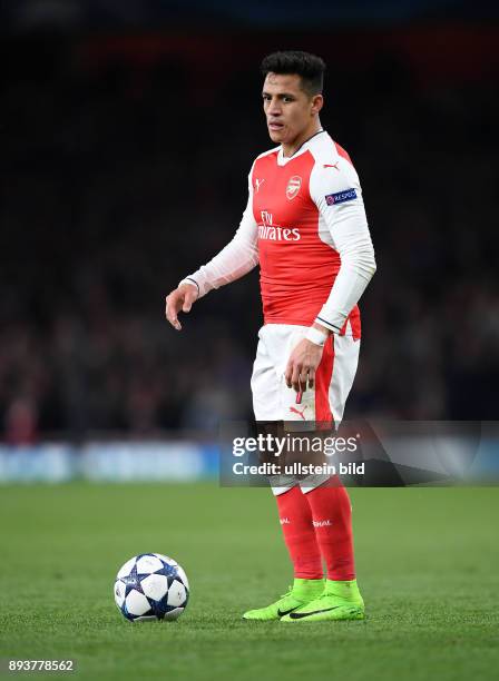 Arsenal London - FC Bayern Muenchen Alexis Sanchez am Ball