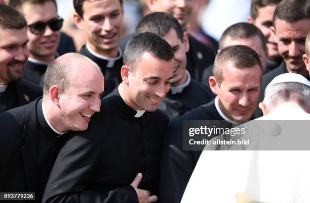 Rom, Vatikan Junge Priester beten mit Papst Franziskus I. Bei der woechentlichen Generalaudienz auf dem Petersplatz