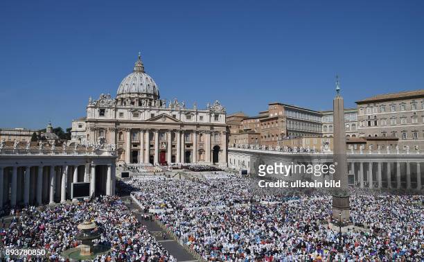 Rom, Vatikan Heiligsprechung von Mutter Teresa. Papst Franziskus I spricht Mutter Teresa 19 Kahre nach ihrem Tod heilig, Uebersicht Pertersplatz, wo...