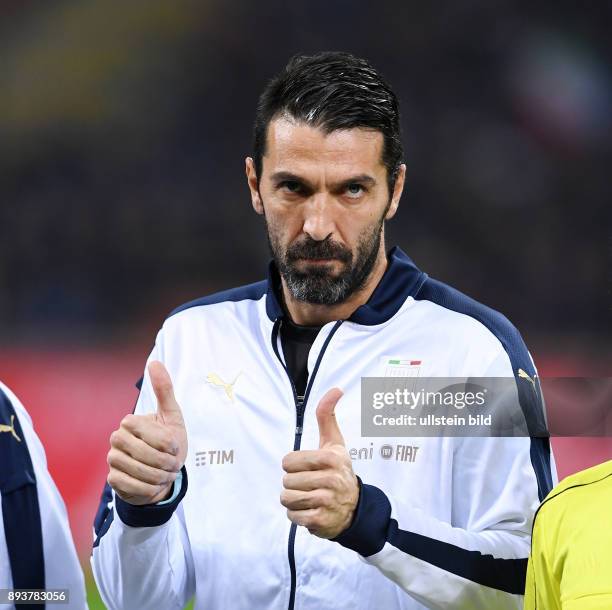 Fussball International Testspiel in Mailand Italien - Deutschland Torwart Gianluigi Buffon mit Daumen hoch gegen die Pfiffe der italienischen Fans...