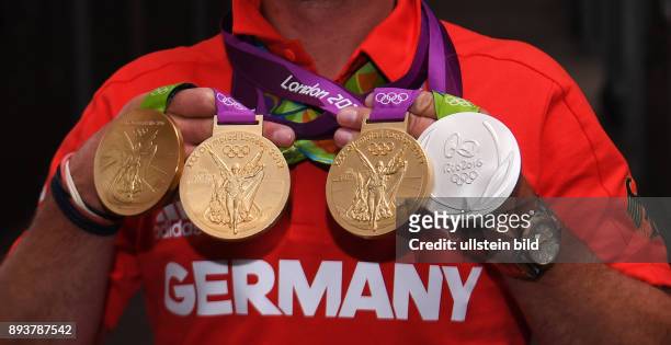 Olympische Spiele Rio 2016 Reiten Vielseitigkeit Fotoshooting mit dem dreifachen Olympiasieger Michael Jung und seinen beiden Medaillen, Einzel Gold...