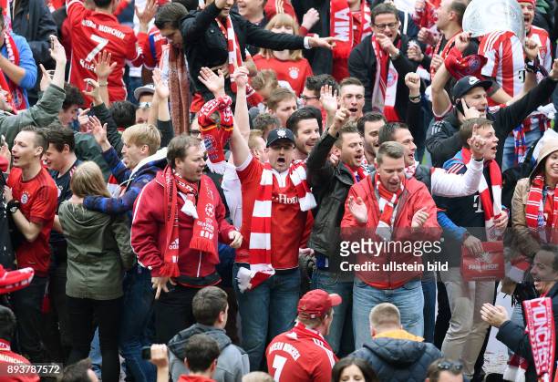 Bayern Muenchen - Hannover 96 Die FC Bayern Fans feiert die 26. Deutsche Meisterschaft im Innenraum der Allianz Arena