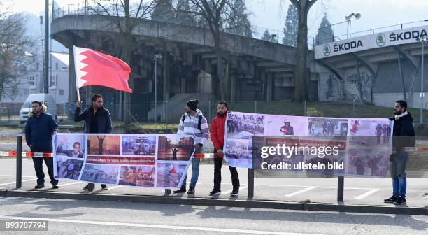 Fussball International Ausserordentlicher FIFA Kongress 2016 im Hallenstadion in Zuerich Protest vor dem Hallenstadion; Eine Gruppe junger Maenner...