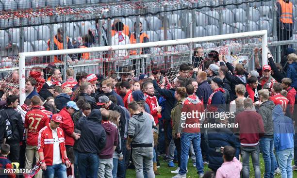 Bayern Muenchen - Hannover 96 Die FC Bayern Fans feiert die 26. Deutsche Meisterschaft im Innenraum der Allianz Arena und versichen ein Stueck...