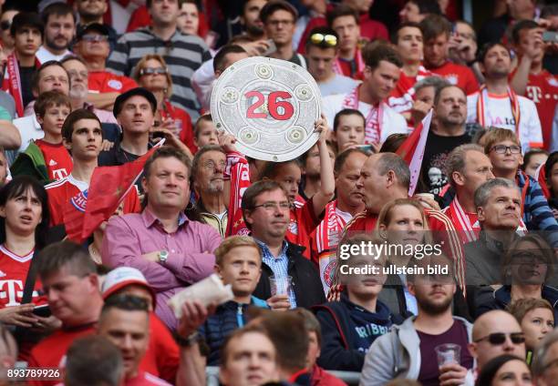 Bayern Muenchen - Borussia Moenchengladbach Der FC Bayern Fans feiert die 26. Deutsche Meisterschaft mit Papp-Meisterschale Allianz Arena